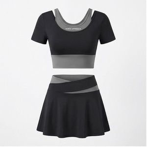 Ensemble de yoga 2 pièces North Approach : Crop top et jupe noirs unis avec bordure contrastante, taille haute, sans couture, séchage rapide, vêtements de sport - Product Image 1