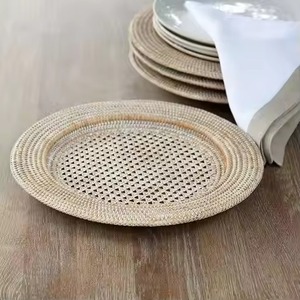Assiette de présentation en rotin de luxe, naturelle et faite à la main, pour une décoration de table élégante pour mariages et événements - Product Image 5