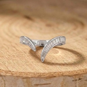 Bague ouverte ajustable en or massif 10K 14K 18K avec diamant de laboratoire taille baguette conique, couleur DEF, clarté VS VVS, certifiée IGI - Product Image 5