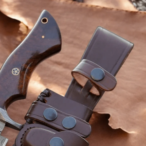 Cuchillo de Caza de Acero de Damasco Premium con Hoja Fija, Filo Afilado, Empuñadura de Madera Cómoda y Funda Protectora de Cuero - Product Image 6