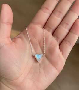 Colgante de Piedra Lunar, Colgante de Cristal Curativo, Joyería de Protección, Piedra Energética, Regalo Espiritual, Delicado y Minimalista - Product Image 4