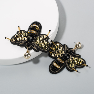 Boucles d'oreilles pendantes abeille faites à la main, mignonnes, avec sequins et perles, motif animal, patch appliqué, broderie de strass et travail d'aiguille - Product Image 4