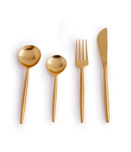 Finition haut de gamme avec de riches poignées dorées, magnifique ensemble de couverts pour une présentation de table luxueuse. - Product Image 2