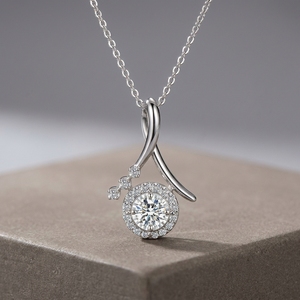 Collar con Colgante de Diamantes en Oro Blanco de 14K, Diseño de Cinta Cruzada con Halo Solitario, con Diamantes Redondos Cultivados en Laboratorio - Product Image 3