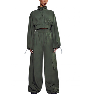 Conjunto deportivo de 2 piezas con logotipo personalizado para mujer, chaqueta corta con cremallera de nailon y pantalones estilo streetwear con bolsillos laterales. - Product Image 4