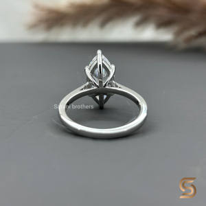 Anillo de Compromiso y Boda con Moissanita Corte Marquesa, Oro 10K con Baño de Rodio, Engaste Catedral, Diseño Elevado, Lujoso, Elegante y Atemporal - Product Image 5