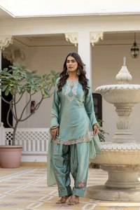 Ensemble ethnique tendance en satin avec Kurti brodé et dupatta léger en organza – Look de soirée - Product Image 3
