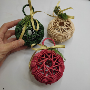Ornements de Noël en rotin / fibres naturelles tissés à la main (couleurs assorties) avec clochettes et rubans pour la décoration de l'arbre - Product Image 4