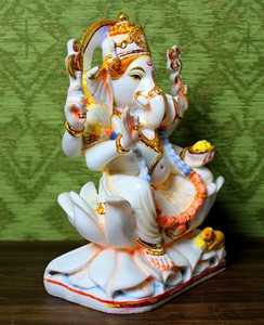 Statue du Dieu Ganesha en résine et poussière de marbre, artisanat Nirmala |   Idole de Vinayaka assise avec accents dorés Lotus pour une maison traditionnelle - Product Image 3