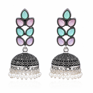 Boucles d'oreilles Jhumka pour femmes, faites à la main, en laiton et alliage de zinc, style floral bohème, plaqué argent antique, avec des gouttes de perles d'imitation - Product Image 3