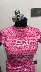 Vente en gros de vêtements pour femmes, ensemble deux pièces de haute qualité, couleur rose, imprimé rayé, col rond, manches courtes, t-shirt et short, décontracté, été - Product Image 4