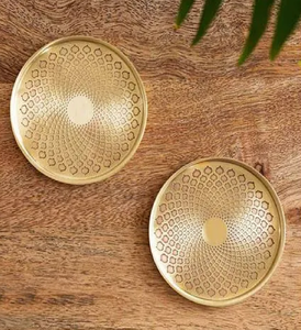 Ensemble de quatre sous-verres ronds en métal bicolore avec finition polie à effet diagonal, disponibles à prix de gros. - Product Image 5