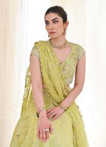 ชุดแต่งงานแบบ A-Line Lehenga Choli สีเขียว ประดับเลื่อมและงานปักดิ้น ซิปด้านหลัง ความยาวระดับพื้น สำหรับผู้หญิง - Product Image 3