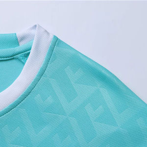 Ensemble d'uniformes de football conçu pour les entraînements et les matchs, offrant une coupe confortable et un tissu respirant. - Product Image 3