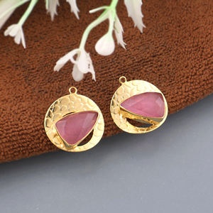 Pendientes con Gema Ojo de Gato Rosa Trillón, Bañados en Oro de 18k, con Marco de Latón Sólido Martillado, Piedra Geométrica Facetada para Creación de Joyas - Product Image 2