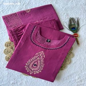 Ensemble Kurti, pantalon et dupatta en pur coton indien traditionnel de qualité export, avec travail artisanal à la main et miroirs véritables, fabriqué en Inde. - Product Image 1