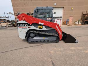 Chargeuse compacte sur chenilles Takeuchi TL12V2 2024 avec godet de terrassement de 0,12 m³ de capacité, rouge et blanc, équipement de construction - Product Image 3