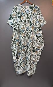 Robe longue kaftan en coton à motifs floraux indiens, parfaite comme tenue de plage ou tenue de nuit confortable pour les mamans - Product Image 2
