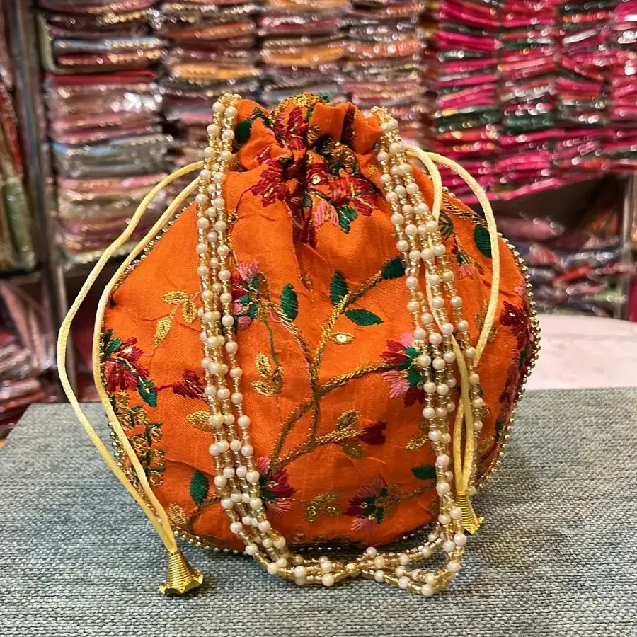Traditionnel inde fait à la main Gota Patti travail rouge Potli sac doré dentelle éléphant brodé cordon bracelets pochette sac à main