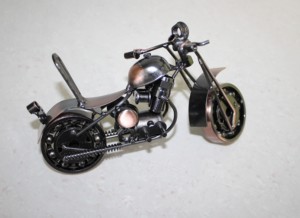 Modèle de moto chopper moderne en métal artisanal |   Sculpture de vélo en fer de récupération industrielle, décoration de table, cadeau B2B NIRMALA - Product Image 4