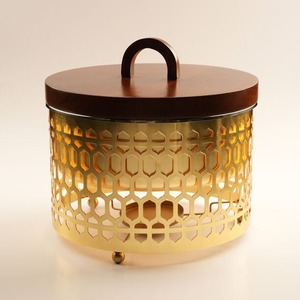 Plat de service de luxe doré à découpes géométriques, chauffe-plat rond en acier inoxydable avec couvercle en bois de noyer pour le Ramadan, les buffets d'hôtel et les services de restauration - Product Image 1