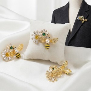 Broche abeille plaquée or attrayante avec cristaux et perles d'imitation, épinglette bijou pour femmes et hommes, idéale pour mariage et fête - Product Image 2