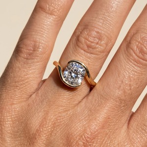 Anillo de compromiso solitario con diamante cultivado en laboratorio de 2.50 CT, corte cojín, en oro de 14K, diseño de onda cruzada, joyería fina personalizada para mujer. - Product Image 5