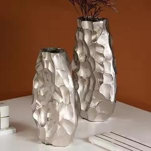 Vases décoratifs classiques en métal pour centre de table floral dans les espaces de vie modernes - Product Image 1