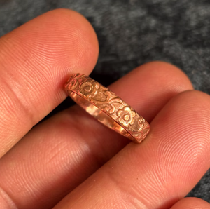 Anillo de Cobre Puro Forjado a Mano de Primera Calidad, Joyería Magnética para el Alivio de la Salud, con Grabado Floral de Margaritas - Product Image 6