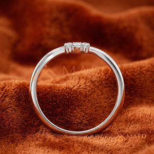 แหวนเงินแท้ 925 ดีไซน์วิชโบนประดับมอสซาไนต์รูปตัววี สำหรับผู้หญิง แหวนแต่งงานเพชรแล็บทรงเชฟรอน เครื่องประดับหมั้น - Product Image 2