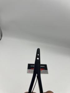 Pince à deux trous de couleur noir mat pour les artistes en extensions capillaires, en acier inoxydable de qualité chirurgicale, avec logo personnalisé et kits en cuir - Product Image 3