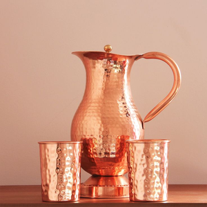 Jarra de servir de cobre martillado de calidad con asa de latón, forma y tamaño personalizados, para fiestas, gran capacidad a bajo precio - Product Image 1