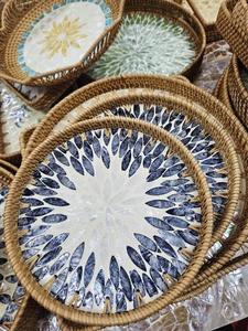 Plateau de service rond en rotin avec incrustation de nacre, motif floral, fait main, plateau décoratif pour la maison, le restaurant, plateau à nourriture - Product Image 2