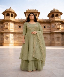 ชุดเลเฮนกาปักลายดิ้นไหมวิชิตร้าสุดหรู พร้อมผ้าคลุมไหล่ สำหรับงานเทศกาล ราคาขายส่ง เสื้อผ้าชาติพันธุ์ สีพิสตา - Product Image 1