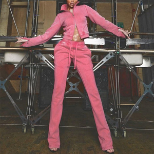 Survêtements d'hiver doux et résistants pour femmes, avec logo personnalisé, deux pièces, style Y2K, écologiques, coupe ajustée, en polyester, comprenant un sweat à capuche et un pantalon de jogging - Product Image 3