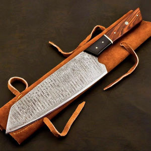 Cuchillo Santoku Japonés Personalizado de 8 Pulgadas, Acero al Carbono Damasco, Funda de Cuero, Forjado a Mano, Alta Dureza, Extra Afilado, Mango de Madera Duradero - Product Image 1