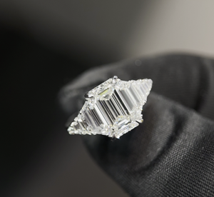 Diamant de laboratoire certifié IGI, 2 carats, taille émeraude, couleur E, clarté VVS2, forme portrait fantaisie - Product Image 3