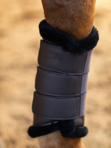 Bottes de protection pour chevaux d'extérieur respirantes en caoutchouc éponge avec garniture en fausse fourrure violette et trois sangles - Product Image 4