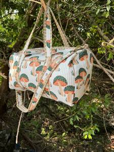 Bolsa de Viaje Acolchada de Algodón Resistente con Costuras Elegantes y Correa de Hombro Cómoda para Uso Diario - Product Image 4