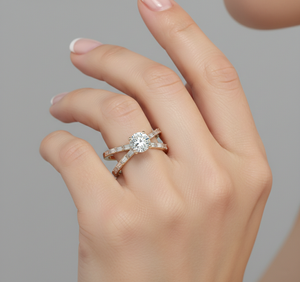 Bague de fiançailles Stonewels Blossom style vintage avec diamant de laboratoire, monture croisée à branches séparées et pierres latérales baguette en or 14K - Product Image 5