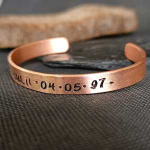 Bracelet manchette en cuivre pur fait main, estampé, en métal massif, artisanat en cuivre, avec date personnalisée, bijoux de guérison pour hommes et femmes - Product Image 4