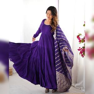 Alphanumero Robe de créateur en soie avec broderie lourde de style Bollywood pour fête Prix de gros Livraison à la porte dans le monde entier disponible - Product Image 1