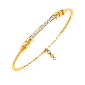 Elegante Brazalete de Diamantes con Marco Delgado de Oro Amarillo y Diseño de Acentos Laterales Esculpidos - Product Image 1