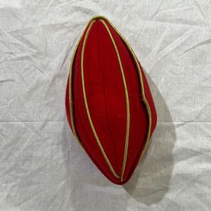 Casquette de garnison rouge des Hussards royaux, modèle Side Hat King, avec une bordure dorée distinctive sur le rebord supérieur. - Product Image 5