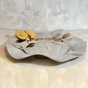 Exquisito Plato de Metal Plateado Ondulado con Dos Detallados Motivos Dorados de Paisley, Perfecto para una Mesa Moderna y Lujosa - Product Image 1
