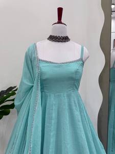 ชุดเดรสอานาร์กาลีสีเขียวมิ้นท์พร้อมผ้าคลุมไหล่ สายเดี่ยวปักลายขอบ สำหรับงานปาร์ตี้สำหรับผู้หญิง - Product Image 2