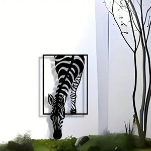 Arte Murale Moderna in Metallo Bianco e Nero a Forma di Zebra, Design Minimalista con Strisce in Ferro Fatto a Mano - Product Image 3
