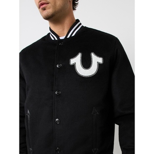เสื้อแจ็คเก็ตบอมเบอร์สีดำสำหรับผู้ชาย ปักลายตัวอักษร U สีขาว ทรงปกติ ปกเสื้อพับได้ สไตล์ลำลอง สำหรับฤดูหนาว เป็นมิตรกับสิ่งแวดล้อม ทรงเข้ารูป น้ำหนัก 300 กรัม ผลิตจากโพลีเอสเตอร์ - Product Image 4