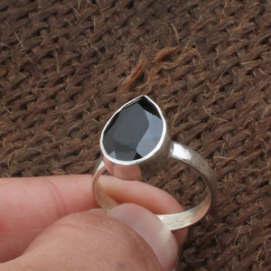 แหวนเงินแท้ 925 ประดับพลอยออนิกซ์สีดำธรรมชาติ ทำมือ หินแคริบเบียน สำหรับผู้หญิง แหวนสีดำมินิมอล ขายส่ง - Product Image 2