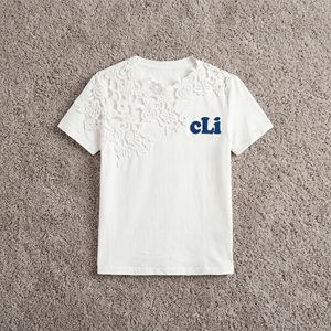 Chemise pour femme en coton avec superposition de dentelle florale tendance, broderie chenille, logo personnalisé, manches courtes, coupe classique, t-shirt hybride décontracté - Product Image 3